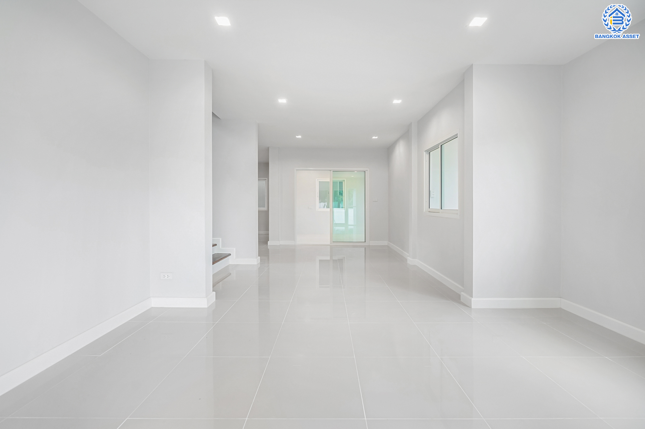 บ้านมือสองตกแต่งใหม่ ม.เศรณี คาซ่า ดอนเมือง บ้านเดี่ยว หลังมุม เนื้อที่ 56.2 ตร.ว. ฟังก์ชันจัดเต็ม 5 ห้องนอน 5 ห้องน้ำ 1 ห้องอเนกประสงค์ จอดรถได้ 2 คัน พร้อมมีพื้นที่สีเขียวที่ให้คุณจัดมุมพักผ่อนเล็กๆ ได้ชิลๆ ราคาคุ้มสุดในย่านนี้! ใกล้สนามบินดอนเมือง, ทางด่วน "ศรีสมาน" และรถไฟฟ้าสายสีแดง "สถานีดอนเมือง"